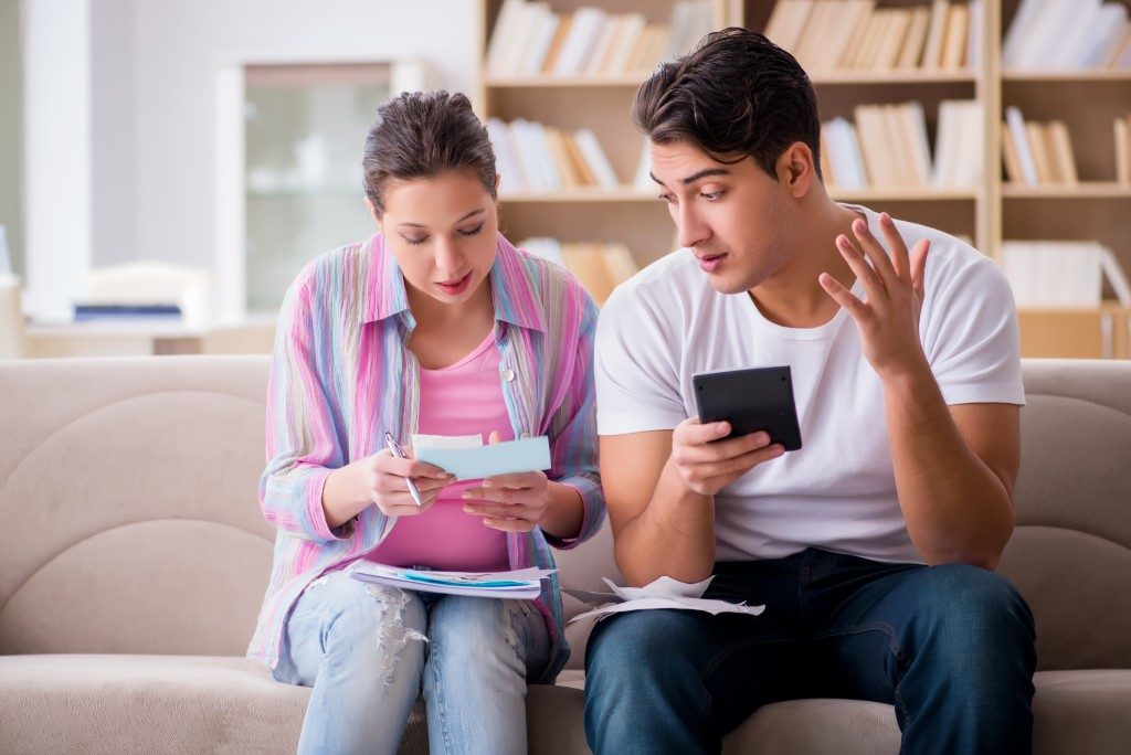 Couple planning for the wedding budget