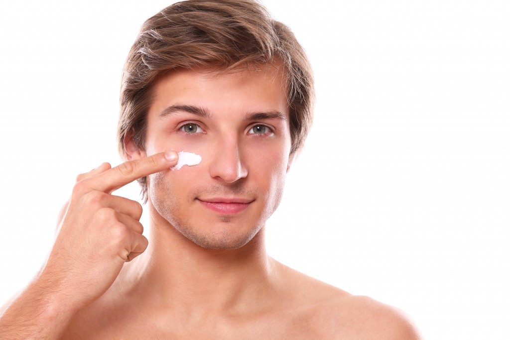 mana applying moisturiser on his face
